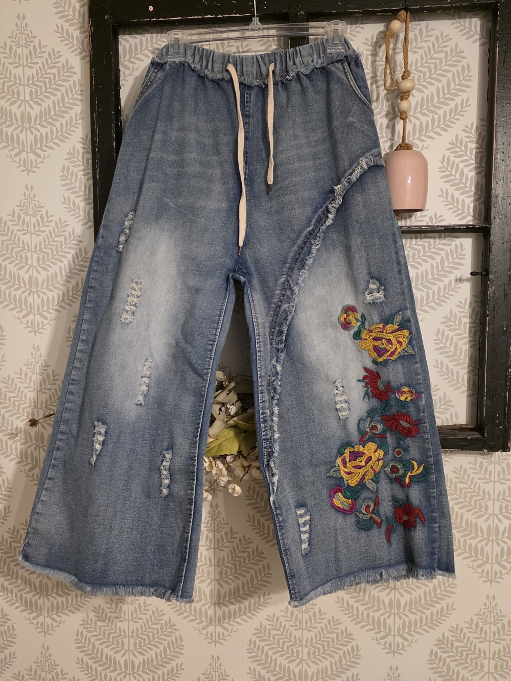Women's Blue Embroidered Cropped Wide-Leg Jeans